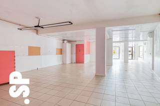 Multifunctioneel handelspand met garage. <br /><br />Ideaal gelegen handelspand vlakbij de markt en de winkelstraat van Geel met een vlotte verbinding naar de invalswegen. Het pand heeft volgende indeling: winkelruimte met groot etalagevenster, bijkeuken en apart toilet. <br /><br />EPC: label B<br /><br />Meteen achter het handelspand bevindt zich nog een garage die ook bij aan te kopen is voor 25.000 EURO. <br /><br />Voor bijkomende informatie of een bezoek ter plaatse kan u steeds contact opnemen met Immo SP op 014 59 10 20 of via info@immosp.be.