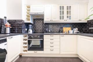 INFOS & VISITES : Vincent Decoster - 0498.79.19.14.MOLENBEEK, à proximité des espaces verts et dans une rue calme, appartement une chambre de ±63m²...
