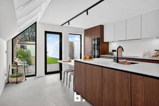 Ontdek deze instapklare gezinswoning in topstaat — modern, energiezuinig en perfect gelegen!<br /><br />🏡 Over de woning<br /><br />Deze volledig gerenoveerde gezinswoning is een zeldzame vondst op de Roeselaarse vastgoedmarkt. Dankzij een recente totaalrenovatie werd de woning omgetoverd tot een eigentijdse, comfortabele thuis met hoogwaardige afwerking en oog voor detail.<br />De combinatie van zonnepanelen en airconditioning zorgt voor een energiezuinige en aangename woonervaring het hele jaar door.<br /><br />📍 Locatie en omgeving<br /><br />De woning ligt op een strategische locatie in Roeselare, op wandelafstand van scholen, winkels, openbaar vervoer en het station.<br />De zuidwestgerichte oriëntatie garandeert een overvloed aan natuurlijk licht en een gezellige buitenbeleving.<br /><br />🛋️ Indeling<br /><br />Bij het binnenkomen word je verwelkomd in een lichte inkomhal met apart toilet.<br />Verder beschikt de woning over een ruime leefruimte, volledig uitgeruste keuken met eetkamer, vier volwaardige slaapkamers, een stijlvolle badkamer, traphal en kelder.<br />De aparte garage is bereikbaar via een achterweg en kan bovendien perfect ingericht worden als kantoor- of hobbyruimte.<br />Buiten vind je een zonnig terras met stadstuintje – ideaal om te ontspannen in alle privacy.<br /><br />⚡ Energiezuinig wonen<br /><br />Dankzij zonnepanelen, dubbele beglazing, dak- en muurisolatie behaalt deze woning een uitstekend EPC-label A (E50) – goed voor zowel het milieu als je energiefactuur.<br /><br />🌟 Troeven op een rij<br /><br />- Volledig gerenoveerde woning in uitzonderlijke staat<br />- 4 ruime slaapkamers – ideaal voor gezinnen<br />- EPC A (E50) – energiezuinig en toekomstgericht<br />- Airconditioning voor optimaal comfort<br />- Centrale ligging nabij scholen, station en centrum van Roeselare<br />- Garage met mogelijkheid tot kantoor- of hobbyruimte<br />- Zuidwestgericht terras en stadstuintje<br /><br />✨ Klaar om te verhuizen zonder zorgen?<br />Deze woning biedt alles wat je zoekt: comfort, stijl en energiezuinigheid in een centrale omgeving.<br /><br />📞 Contacteer ons vandaag nog voor meer informatie of een bezoek — want deze parel blijft niet lang op de markt! 0479 616 455 of julie@bricx.be