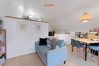 (VERPLICHTE DOMICILIE - geen studenten) Met veel plezier stellen we u deze prachtige studio voor, gelegen op een absolute toplocatie in hartje Leuven. In de gezellige Mechelsestraat, het autovrije winkel- en wandel gedeelte, biedt deze studio een ideale plek om te wonen. Op slechts 2 minuten wandelafstand van de bruisende Vismarkt en 3 minuten van de Grote en Oude Markt, omringd door tal van winkels en eetgelegenheden. De studio bevindt zich aan de straatzijde van een kleinschalig gebouw. Bij binnenkomst ervaar je meteen de warme sfeer van de ruimte, versterkt door de grote raampartijen die zorgen voor veel natuurlijk licht en een ruimtelijk gevoel. De keuken is volledig geïnstalleerd en voorzien van een kookplaat, dampkap, oven, microgolfoven, koelkast en diepvries. De moderne badkamer beschikt over een bad-douchecombinatie, wastafel en toilet. De huurprijs bedraagt €795 per maand, met een bijkomend kostenforfait van €85 voor water, het onderhoud van de gemeenschappelijke delen en wekelijkse schoonmaak. Elektriciteit en internet zijn op eigen naam. De studio is beschikbaar vanaf 16 september. Interesse? Neem gerust contact op via info@homies.be of bel naar 016 15 37 11.