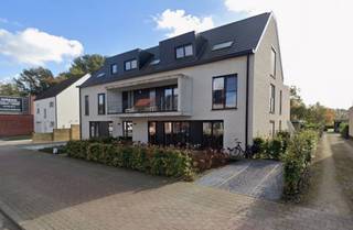 Dit recente appartement is gelegen op de baan van Oelegem richting Zandhoven. Supermarkt en openbaar vervoer vlakbij.<br />In dit gebouw zijn er zes appartementen en is er een lift.<br /><br />Apart toilet voorzien van handenwasser<br />Leefruimte met open keuken op tegels voorzien van: ijskast - kookvuur - dampkap en oven<br />Badkamer met ligbad en lavabo<br />Berging (met aansluiting voor wasmachine)<br />Twee slaapkamers<br />Zeer ruim terras met zicht op de velden<br />Autostaanplaats<br /><br />BIJZONDERHEDEN<br />Maandelijkse kosten 90 euro (forfait, mogelijk om jaarlijks aan te passen), omvattende: elektriciteit gemeenschappelijke delen, kosten syndicus, gebruik lift<br />Vrij vanaf 1/12/2026<br /><br />POSITIEVE ASPECTEN<br />Ruim terras<br />op een boogscheut van het centrum van Oelegem<br />dichtbij alle verbindingswegen