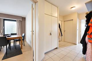 Op wandelafstand van de dorpskern en het marktplein van Kapellen bevindt zich dit verzorgd gelijkvloers appartement met 3 slaapkamers, een aangename tuin en een private garage.<br /><br />Via de ruime inkomhal met ingemaakte vestiairekast en apart gastentoilet kom je in de gezellige leef- en eetkamer op parketvloer. De grote raampartijen zorgen voor veel natuurlijk licht. Aansluitend bevindt zich de open keuken met ontbijttoog, ingericht met een kookplaat, dampkap, oven en voldoende kastruimte. Koelkast vaatwasmachine zijn beiden nieuw gekocht dit jaar en genieten nog van 5 jaar garantie. Verder is er een praktische berging met aansluitingen voor wasmachine en droogkast.<br /><br />Het appartement beschikt over drie slaapkamers, waarvan twee ruime kamers en een kleinere kamer die ook perfect dienst kan doen als bureau of hobbyruimte. De badkamer is uitgerust met een ligbad met douchescherm en een dubbel lavabomeubel.<br /><br />Een mooie troef is de private tuin met ruim terras, waar je in alle rust kan genieten van het buitenleven. De tuin is mooi aangelegd, biedt veel privacy en beschikt over een vaste barbecue. Via een poortje achteraan heb je bovendien rechtstreeks toegang tot de private garage.<br /><br />Dankzij de gelijkvloerse ligging, de praktische indeling en de centrale locatie is dit een aangenaam appartement voor wie comfortabel wil wonen met alle voorzieningen binnen handbereik.<br /><br />Bijzonderheden: aluminium ramen met dubbele beglazing en rolluiken, drie slaapkamers, private tuin met terras en rechtstreekse toegang tot de garage.<br /><br />Meer informatie of een bezoek? Contacteer ons via 03 568 03 03 of info@vastgoed03.be.
