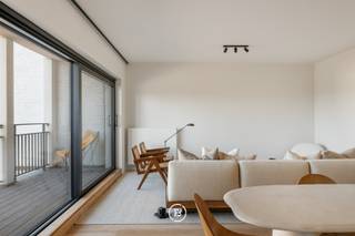 Cet appartement lumineux et très accueillant se situe dans la résidence récente Crown. Son emplacement est particulièrement attrayant, à quelques pas du centre commerçant animé, de la gare et de la mer.<br /><br />En entrant, le hall avec vestiaire et toilette invités vous mène vers un agréable espace de vie. De grandes baies vitrées apportent une abondance de lumière naturelle et une belle vue dégagée. La terrasse ensoleillée se prolonge harmonieusement et offre un endroit idéal pour profiter du calme et de l air marin. La cuisine ouverte est entièrement équipée et combine confort et finitions raffinées. Une buanderie pratique complète cet ensemble.<br /><br />La chambre principale dispose de sa propre salle de douche et d un accès direct à la terrasse. La seconde chambre bénéficie aussi de sa propre salle de bains. Les deux chambres sont équipées de grands placards dressing.<br /><br />Possibilité d'acheter ou de louer une place de parking souterraine dans le bâtiment. <br /><br />Cet appartement offre des finitions de grande qualité, une disposition confortable et un emplacement particulièrement avantageux. Un investissement sûr et attrayant à Knokke.