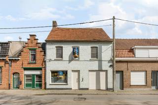 - Ideale ligging in het centrum van Dadizele: Remi-Dewittestraat 7<br />- Recht tegenover het prachtige Mariënstede-park<br />- Lichtrijke leefruimte<br />- Praktische keuken<br />- Bureau of extra gelijkvloerse slaapkamer<br />- Badkamer met wastafel en douche<br />- Inpandige garage en gratis parkeren in de straat<br />- 3 slaapkamers<br />- Zolder<br />- Tuin met terras, tuinhuis en handige uitweg<br />- EPC: 684 kWh/m²/jaar, label F (UC: 3832584)<br />- Richtprijs: € 169.000