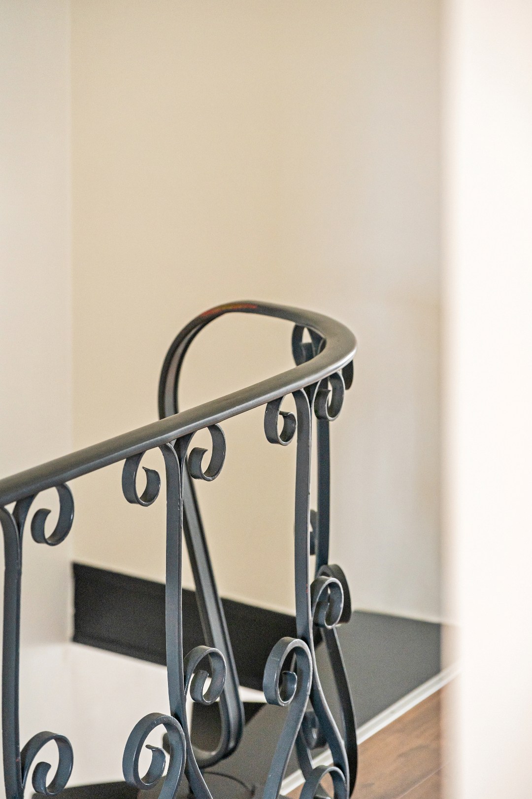 Characterful bel-étage apartment with 2 bedrooms and a garage. - photo 4