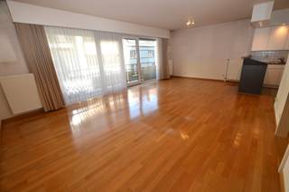 Mooi lichtrijk appartement met zonneterras en aankoop auto-staanplaats mogelijk. Het appartement bevindt zich op de tweede verdieping en is centraal gelegen op wandelafstand van zee/strand. <br /><br />Indeling:<br /><br />Inkomhall, afzonderlijk toilet, woonkamer, open ingerichte keuken, badkamer met ligbad en wastafel, 2 slaapkamers, terras met berging, privatieve kelderberging, mogelijkheid tot aankoop auto-staanplaats in gebouw.<br /><br />- Gunstig EPC-label<br />- Dubbele beglazing PVC<br />- Individuele centrale verwarming op aardgas<br />- Aankoop auto-staanplaats mogelijk (€45.000).