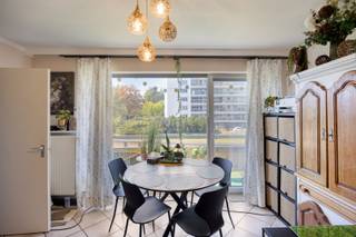 Dit appartement is centraal gelegen vlakbij de autostrade, de universiteitscampus en op fietsafstand van het centrum van Leuven. <br /><br />Bij het betreden van het appartement komen we in de inkomhal en lopen we door naar de lichtrijke woonkamer, die in verbinding staat met de keuken en toegang biedt tot het ruime terras. <br /><br />Verder hebben we nog de badkamer met lavabo douche en 2 ruime slaapkamers als ook een apart toilet en een kleine berging.<br /><br />In de benedenverdieping bevindt zich nog een kelder en gemeenschappelijke fietsenstalling. <br /> <br />De verwarming is met een collectieve ketel. In de maandelijkse voorschotten zit een voorschot voor het verbruik van water en verwarming. Voor de elektriciteit is er een individuele teller.<br /><br />De elektriciteit is niet conform. Het appartement is asbestvrij! Alle ramen werden in 2013 vernieuwd<br /> <br />Bij verdere vragen of interesse kan u ons steeds bereiken.