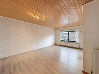 <p>Dit <strong>centraal maar rustig gelegen appartement in Liedekerke</strong> combineert ruimte, licht en functionaliteit. Dankzij de gunstige ligging geniet men van een vlotte bereikbaarheid, terwijl het appartement zelf rust en privacy biedt.</p>
<p>Bij het betreden van het appartement komen we in de <strong>ruime inkomhal</strong>, die toegang verleent tot alle ruimtes. Aan de straatzijde bevindt zich de <strong>zeer ruime en lichtrijke leefruimte</strong>, met aansluitend de <strong>keuken</strong>. Hier is tevens de <strong>aansluiting voor een wasmachine</strong> voorzien.</p>
<p>Aan de <strong>rustige achterzijde</strong> bevinden zich <strong>twee slaapkamers</strong>: één ruime slaapkamer en een tweede, kleinere kamer die perfect kan dienen als <strong>bureau of dressing</strong>. Via beide kamers heeft men toegang tot het <strong>ruime, zuid-oost georiënteerde terras</strong>, waar het aangenaam vertoeven is. Op het terras is bovendien een <strong>praktische buitenberging</strong> aanwezig.</p>
<p>Verder beschikt het appartement over een <strong>badkamer</strong> met <strong>bad/douche, lavabo en toilet</strong>, evenals een <strong>aparte berging</strong> die extra opbergruimte biedt.</p>
<p><strong>Huurprijs:</strong> €875 per maand, <strong>inclusief gemeenschappelijke kosten</strong><br /><strong>Beschikbaarheid:</strong> <strong>onmiddellijk beschikbaar</strong></p>
<p>Een <strong>comfortabel en ruim appartement</strong> met aangename buitenruimte, ideaal voor wie rustig wil wonen met alle voorzieningen binnen handbereik.</p>