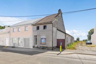 <p>Bent u op zoek naar <strong>een renovatieproject met tal van mogelijkheden op een uitstekende ligging</strong>? Dan is deze volledig te renoveren woning in het gegeerde Meerbeke beslist een bezoek waard. De woning beschikt over <strong>drie volwaardige slaapkamers</strong> en vormt de ideale basis om volledig naar eigen smaak en wensen te worden ingericht. Dankzij de praktische indeling en het ruime potentieel kan u hier uw droomwoning creëren. Een absolute troef is <strong>de prachtige, ruime tuin,</strong> waar u in alle rust kan genieten van groen en privacy. Daarnaast biedt het perceel <strong>voldoende parkeermogelijkheden</strong>, wat het dagelijkse comfort aanzienlijk verhoogt. De ligging is zonder meer uitstekend: in een rustige, residentiële omgeving en toch vlak bij winkels, scholen, openbaar vervoer en belangrijke invalswegen. Zo combineert u een aangename woonomgeving met een vlotte bereikbaarheid. (Maatregelen opgenomen in het maatregelenregister: neen) (Stedenbouw in aanvraag)</p>