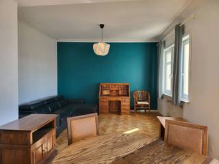 <p>In Elsene, op de Brillat Savarinlaan 101, bevindt zich dit prachtig appartement van 104m² (EPB), gelegen in een goed onderhouden gebouw met lift. De indeling en de ruime kamers maken er een aangename en functionele woonplek van. Het appartement bestaat uit een woonkamer met veel lichtinval (op het zuiden) en eetkamer van 40m², een ingerichte keuken en twee comfortabele slaapkamers van 15m² en 14m². De badkamer is voorzien van een bad, twee wastafels en een praktische wasruimte met wasmachine die reeds aanwezig is. Afzonderlijk toilet. Het appartement beschikt over een zeer goed EPB: C-. Uitgerust met PVC-ramen met dubbel glas, een gemeenschappelijke verwarming op gas en een beveiligde inkomdeur, garandeert het dagelijks comfort en gemoedsrust. Gelegen in een aangename woonwijk. Vlakbij winkels, scholen en openbaar vervoer. Maandelijkse lasten: €250 (provisie inclusief privé water en verwarming en gemeenschappelijke kosten). Onmiddellijk beschikbaar.</p>