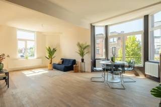 <p>Meer foto's en alle informatie vindt u op www.kop.immo.<br /><br />Lichtrijk hoekappartement met karakter op het Kiel, volledig gerenoveerd in 2023. <br /><br />Julius De Geyterstraat 207 ligt op een vlot bereikbaar punt op het Kiel. Ring, verbindingswegen en openbaar vervoer zijn allemaal vlakbij. Dagelijkse winkels bereik je te voet. Het Middelheimpark, Park den Brandt en het Nachtegalenpark liggen op vijf minuten fietsen. <br /><br />Het appartement bevindt zich op de eerste verdieping van een kleinschalig gebouw. Door de hoekpositie heeft de leefruimte ramen op twee gevels, wat zorgt voor opmerkelijk veel daglicht. <br />Via de inkomhal, met afzonderlijk toilet, kom je in de ruime leefruimte. <br />Er zijn twee slaapkamers, waarvan één met een extra dressing. <br />De volledig ingerichte keuken beschikt over een ruime bergruimte. <br />De badkamer is voorzien van een douche en spoelbak. <br /><br />Het gebouw werd in 2023 gerenoveerd. De elektrische keuring is blanco, de maandelijkse lasten zijn laag en het pand is onmiddellijk beschikbaar. EPC label B (128 kWh/m²/j). <br /><br />Extra: kelderberging voorzien.<br /><br />Stedenbouwkundige inlichtingen in aanvraag.</p>