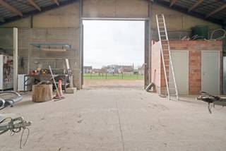 Dans un endroit calme au bout d'une rue à Smetlede, nous proposons un entrepôt spacieux d'une superficie totale de 484 m². L'entrepôt dispose de...