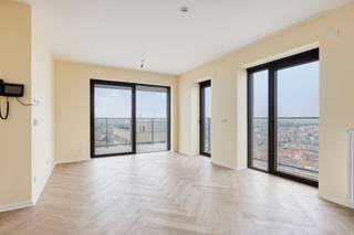 <p>Geniet van uw oude dag in alle comfort, rust en gezelligheid in de moderne residentie O'Sea Beach te Oostende, een recent gebouw uit 2022!</p>
<p>Deze prachtige assistentiewoning op de 14e verdieping verkeert in absolute topstaat. Het appartement werd recent volledig herschilderd en de parketvloer werd beschermd met stijlvolle vinyltegels.</p>
<p>De lichtrijke leefruimte met open keuken biedt toegang tot het ruime, zuidgerichte terras. Hier geniet u van een adembenemend open zicht over het hinterland en een prachtig zijdelings zeezicht. Een absolute meerwaarde!</p>
<p>Verder beschikt het appartement over een ruime slaapkamer, een praktisch ingerichte badkamer, een centrale hal en een handige berging naast de keuken.</p>
<p>Zelfstandig en zorgeloos wonen in een warme seniorengemeenschap! De residentie beschikt over een gemeenschappelijk dakterras, een gezellige ontmoetingsruimte en een afvallokaal. Regelmatig worden activiteiten georganiseerd, ideaal om sociale contacten te onderhouden. Bovendien is er meerdere keren per week een woonassistent aanwezig voor begeleiding en ondersteuning.</p>
<p>Een unieke kans om te genieten van uw oude dag in een recente residentie, met alle comfort, sociale verbondenheid en een fenomenaal uitzicht!</p>