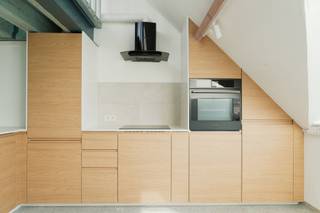 In de Boudewijnsstraat schuilt achter deze unieke gevel een verrassend atelier op 't Zuid.<br /><br />Deze gevel zet meteen de toon voor wat binnen volgt, neem de lift naar de derde verdieping en ontdek het duplex atelier met slaapkamer, vol karakter en charme. Geen standaard wit interieur, maar een speelse gespikkelde vloer, kleurrijke accenten en een toffe uitstraling.<br /><br />De keuken is volledig uitgerust en klaar voor gebruik: praktisch én netjes, net zoals de gerenoveerde badkamer waarbij de wasmachine en droogkast alvast voorzien werden. De open slaapkamer op de bovenste verdieping verleent toegang tot het terras.<br /><br />In de Boudewijnstraat zit je eigenlijk ideaal: je wandelt zo richting het historisch centrum, de Theaterbuurt en het Zuid. Het appartement is onmiddellijk beschikbaar. Onze persoonlijke favorieten in de buurt? ANDY ROASTERS voor een heerlijke koffie en The Finch voor een culinaire avond uit.<br /><br />Graag je nieuwe woning en buurt komen ontdekken? Plan gerust een bezoek in via volgende link: https://jamar.immo/te-huur/unieke-duplex-atelier-nabij-t-zuid/<br />Vragen? Contacteer gerust roxanne@jamar.immo<br /><br />- Huurprijs: 950 EUR<br />- Kosten elektriciteit zijn apart<br />- Gem. kosten: 50 EUR (incl. individueel water)<br />- Huurwaarborg = 3 maanden huur<br />- Huurovereenkomst startende 1 jaar<br />- Kosten plaatsbeschrijving = 50/50 tussen huurder en verhuurder<br /><br />Extra's:<br />- Toplocatie<br />- Warmtepomp<br />- Terras<br />- Karakter
