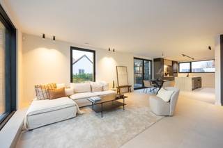 INDELINGTreedt binnen in deze uitzonderlijke triplex, op het gelijkvloers treft men de ruime inkomhal voorzien van ingemaakte vestiairekasten en een...