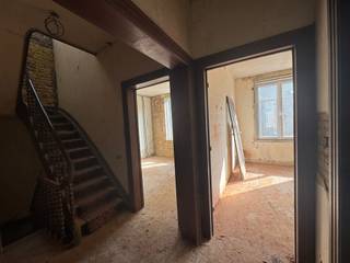 <p><strong>Te koop: Te renoveren woning met veel potentieel in een rustige omgeving</strong></p>
<p>Bent u op zoek naar een woning met karakter én ruimte, waar u nog volledig uw eigen stempel op kunt drukken? Dan is dit pand iets voor u!</p>
<p>Deze deels gerenoveerde woning bevindt zich op een royaal perceel en biedt tal van mogelijkheden. De elektriciteit is reeds vernieuwd en de ramen zijn recent vervangen, wat al belangrijke stappen zijn richting een energiezuinig en comfortabel huis. Ook het dak werd volledig vernieuwd — een grote meerwaarde voor de volgende eigenaar.</p>
<p>Binnenin is de woning nog naar eigen smaak af te werken. U beschikt over een ruime bewoonbare oppervlakte en een praktische indeling die u flexibel kunt inrichten. Achteraan de woning bevindt zich een grote, verbonden schuur met veel potentieel — ideaal als atelier, hobbyruimte of extra woonvolume.</p>
<p>Achter de schuur ligt een diepe, groene tuin die uitkomt op een aangenaam pad — perfect voor rustzoekers, gezinnen of tuinliefhebbers.</p>
<p><strong>Troeven:</strong></p>
<ul><li>
<p>Elektriciteit vernieuwd</p>
</li><li>
<p>Ramen recent vervangen</p>
</li><li>
<p>Dak volledig gerenoveerd</p>
</li><li>
<p>Grote bewoonbare oppervlakte</p>
</li><li>
<p>Verbonden schuur met mogelijkheden</p>
</li><li>
<p>Ruime tuin met toegang tot achterliggend pad</p>
</li><li>
<p>Gelegen in een rustige, groene omgeving</p>
</li></ul>
<p>Een unieke kans voor wie wil wonen en creëren op een toplocatie!</p>