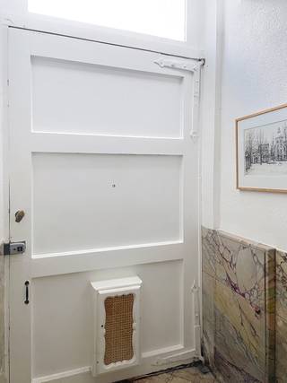 Achter deze gevel schuilt een parel van een (te renoveren) herenwoning. Ze bevindt zich in een rustige verkeersarme straat, op enkele stappen van...