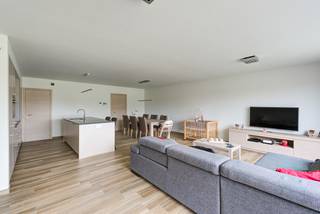 GELIJKVLOERS APPARTEMENT MET 2 SLAAPKAMERS, 2 AUTOSTAANPLAATSEN EN RUIM TERRAS TE BEVERST<br /><br />Dit gelijkvloers appartement vinden we terug aan Holt 107A/2 te Beverst, een deelgemeente van Bilzen. Het bruisende stadscentrum van Bilzen is op minder dan 10 minuten bereikbaar met de auto. Deze straat voorziet een vlotte verbinding tussen Bilzen, Diepenbeek en Hasselt waardoor alle voorzieningen alsook de autostrades vlot bereikbaar zijn.<br /><br />Het appartement is gelegen op de gelijkvloerse verdieping en de indeling is als volgt:<br />- Inkomhal.<br />- Ruime woonkamer met open keuken. De keuken is voorzien van een inbouwkoelkast, diepvries, kookplaat, afzuigkap, combi-oven en een vaatwasser.<br />- Berging.<br />- 2 slaapkamers, waarvan één slaapkamer is voorzien van een inbouwkast.<br />- Badkamer. De badkamer is voorzien van een inloopdouche en een enkele lavabo.<br />- Toilet.<br />- Terras.<br /><br />De gemeenschappelijke kosten bedragen €60/maand.<br />Tot het appartement behoren 2 autostaanplaatsen en een gemeenschappelijke fietsenberging.<br />Tevens beschikt het appartement over zonnepanelen, ventilatie en regenwater voor het toilet.<br /><br />Wilt u dit gelijkvloers appartement graag bezichtigen? Neem dan vrijblijvend contact met ons op via info@matisimmo.be.