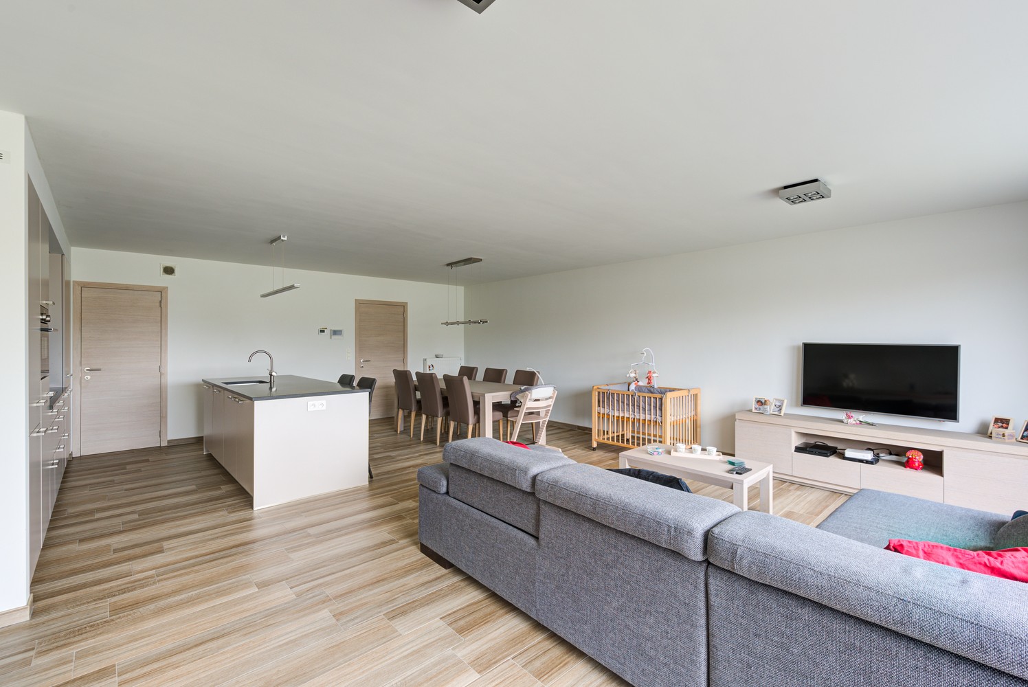GELIJKVLOERS APPARTEMENT MET 2 SLAAPKAMERS, 2 AUTOSTAANPLAATSEN EN RUIM TERRAS TE BEVERST - foto 3