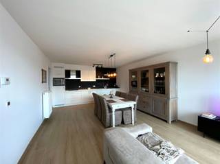 <p>Energiezuinig appartement TE HUUR in Residentie Lucas III nabij centrum Oudenaarde.</p><p>Het appartement voorziet een inkomhal met aansluitend een berging en een gastentoilet, een ruime lichtrijke leefruimte met open keuken,<br />2 ruime slaapkamers en badkamer met een dubbel lavabomeubel en douche.<br />Een autostaanplaats en fietsenstalling zijn voorzien in de ondergrondse parkeergarage.</p><p>€75/mnd gemeenschappelijke lasten<br />Er zijn enkele meubels over te nemen.</p><p>Interesse?<br />vraag uw bezoek aan via onze website www.immodhondt.be <br /> </p>