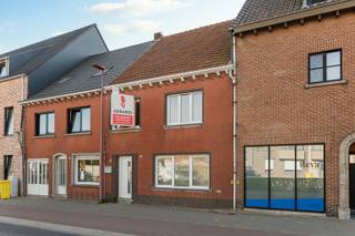 Ontdek deze recent gerenoveerde woning te Oostmalsesteenweg 25 in Rijkevorsel.<br />De woning is gelegen nabij het centrum van Rijkevorsel op een perceel van 161<span>m². Binnenin geniet deze woning van 2 volwaardige slaapkamers met een mogelijkheid om een derde, volwaardige slaapkamer te voorzien. Buiten biedt het perceel een gezellige tuin en een praktische tuinberging.<br /><br />Indeling: <br />Gelijkvloers:<br />- Inkomhal<br />- Leefruimte<br />- Eetkamer<br />- Keuken<br />- Gastentoilet<br />- Wasplaats/berging<br /><br />Verdieping: <br />- Slaapkamer 1<br />- Slaapkamer 2<br />- Badkamer met inloopdouche, dubbele lavabo en toilet<br /><br />Verdieping 2: <br />- Bereikbaar via een vaste trap<br />- Mogelijkheid om een extra slaapkamer <br /><br />Bijzonderheden:<br />- Volledig gerenoveerd<br />- Gunstige EPC<br />- EK conform<br />- Asbestveilig<br /><br />Mis deze kans niet en plan een bezoek in! <br /><br />0497 27 14 64<br />camilla@albert.immo<br />www.albert.immo<br /><br />Bij Albert kom je thuis! <br /></span>