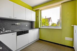 Op een gunstige en vlot bereikbare locatie bevindt zich dit aangename appartement van ca 80m2, gelegen op de eerste verdieping van een kleinschalig gebouw met lift. Dankzij de ruime leefruimtes, twee slaapkamers en het terras biedt dit appartement een aangename en praktische woonomgeving. <br />Via de inkomhal met vestiaire komt u in de ruime woonkamer van ca 35m2, ideaal voor het creëren van een gezellige zithoek en eetplaats. Dit appartement beschikt over 2 ruime slaapkamers van ca 16m2 en 10m2. Vanuit één van de slaapkamers heeft u rechtstreeks toegang tot het terras. <br />De badkamer van ca. 6 m2 is uitgerust met een ligbad met mogelijkheid tot douchen, een wastafel en toilet. <br /><br />Op het gelijkvloers bevindt zich een individuele garagebox, die verplicht is mee aan te kopen voor 22 000 €. Deze biedt een veilige parkeerplaats en extra bergruimte. <br /><br />Het appartement is gelegen in een gebouw uit 1970 en wordt verwarmd via collectieve centrale verwarming op gas. Er zijn gemeenschappelijke kosten verbonden aan het gebouw. <br />Het appartement beschikt over een energielabel D. <br /><br />De ligging nabij winkels, openbaar vervoer en dagelijkse voorzieningen maakt dit appartement bijzonder praktisch voor wie comfortabel en centraal wil wonen. <br />Maak snel je afspraak !