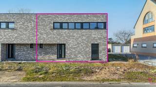 <p>Bij ImmoFusion 7/7 “open huis” : klik op onze 3D-TOUR.<br />Ervaar vastgoed alsof je er zelf doorloopt!<br /><br /></p>
<p>In een rustige en groene woonomgeving bevindt zich deze moderne, uiterst energiezuinige nieuwbouwwoning met een totale bruto-oppervlakte van 215 m². Dankzij de indrukwekkende gevelbreedte van maar liefst 10 meter en een bouwdiepte van 10 tot 12 meter geniet u hier van een uitzonderlijk ruimtelijk woongevoel.<br />Bovendien wordt deze woning verkocht onder het stelsel van registratierechten en niet onder BTW, wat een aanzienlijk financieel voordeel kan betekenen!<br /><br /></p>
<p>De woning werd afgewerkt met kwalitatieve materialen en beschikt over 5 slaapkamers. Voor extra wooncomfort zijn zowel de leefruimte als de master bedroom uitgerust met airconditioning.<br /><br /></p>
<p>Op het gelijkvloers vindt u een aparte bureauruimte van circa 14,5 m², ideaal voor thuiswerk, een vrij beroep of het ontvangen van klanten. De ruime leefruimte met open keuken (ongeveer 60 m²) baadt in het natuurlijke licht dankzij de grote raampartijen. De volledig ingerichte keuken sluit naadloos aan op een praktische berging van ongeveer 9 à 10 m², die eveneens toegang biedt tot de inkomhal en het gastentoilet.<br /><br /></p>
<p>Op de eerste verdieping bevinden zich vijf slaapkamers met oppervlaktes variërend van ongeveer 8,16 m² tot 24,36 m². Daarnaast is er een stijlvolle badkamer van circa 12,4 m², uitgerust met zowel een ligbad als een inloopdouche.<br /><br /></p>
<p>Ook buiten is het aangenaam vertoeven. Het zonnige terras en het ruime tuinhuis van 3 x 4 meter vormen de perfecte plek om te ontspannen en te genieten van het buitenleven.<br /><br /></p>
<p>De woning is uitgerust met alle moderne en duurzame voorzieningen, waaronder een warmtepomp, zonnepanelen, een ventilatiesysteem type D en een regenwaterput van 10.000 liter. Hierdoor voldoet ze volledig aan de huidige energie- en duurzaamheidsnormen en bent u verzekerd van een comfortabele en toekomstgerichte woonervaring.<br /><br /></p>
<p><strong>Pluspunten</strong></p>
- Moderne en energiezuinige nieuwbouwwoning<br />- Verkoop onder registratierechten (geen btw)<br />- Vijf slaapkamers<br />- Afzonderlijke bureauruimte, ideaal voor thuiswerk of zelfstandige activiteit<br />- Ruime en lichtrijke leefruimte met open keuken<br />- Airconditioning in de leefruimte en master bedroom<br />- Zonnig terras met ruim tuinhuis<br />- Warmtepomp, zonnepanelen en ventilatiesysteem type D<br />- Regenwaterput van 10.000 liter<br />- Instapklaar en klaar voor de toekomst<br />
<p><br />Maatregelen opgenomen in het Maatregelenregister: nee</p>
<p></p>
<p>Voor een bezichtiging ter plaatse of meer info, bel ons op 078/78.78.70, of kom gewoon binnen op ons kantoor — steeds welkom bij ImmoFusion!</p>