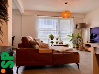 Gelijkvloers appartement gelegen in O.L.V.-Olen.Via de ruime inkomhal (tegels) is er toegang tot de lichtrijke woonkamer (tegels; 30m²) met eetkamer...