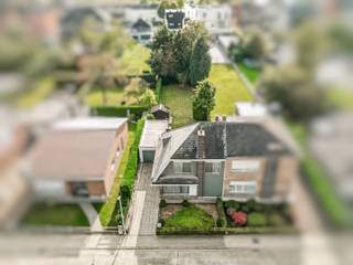 Deze te renoveren halfopen bebouwing is zeer rustig gelegen, in een leuke, residentiële woonwijk, en tegelijkertijd ook zeer centraal vlakbij...