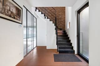 Deze prachtige woning ligt op de grens van Edegem en Hove en werd door de huidige eigenaars recent gerenoveerd met een duidelijke klemtoon...