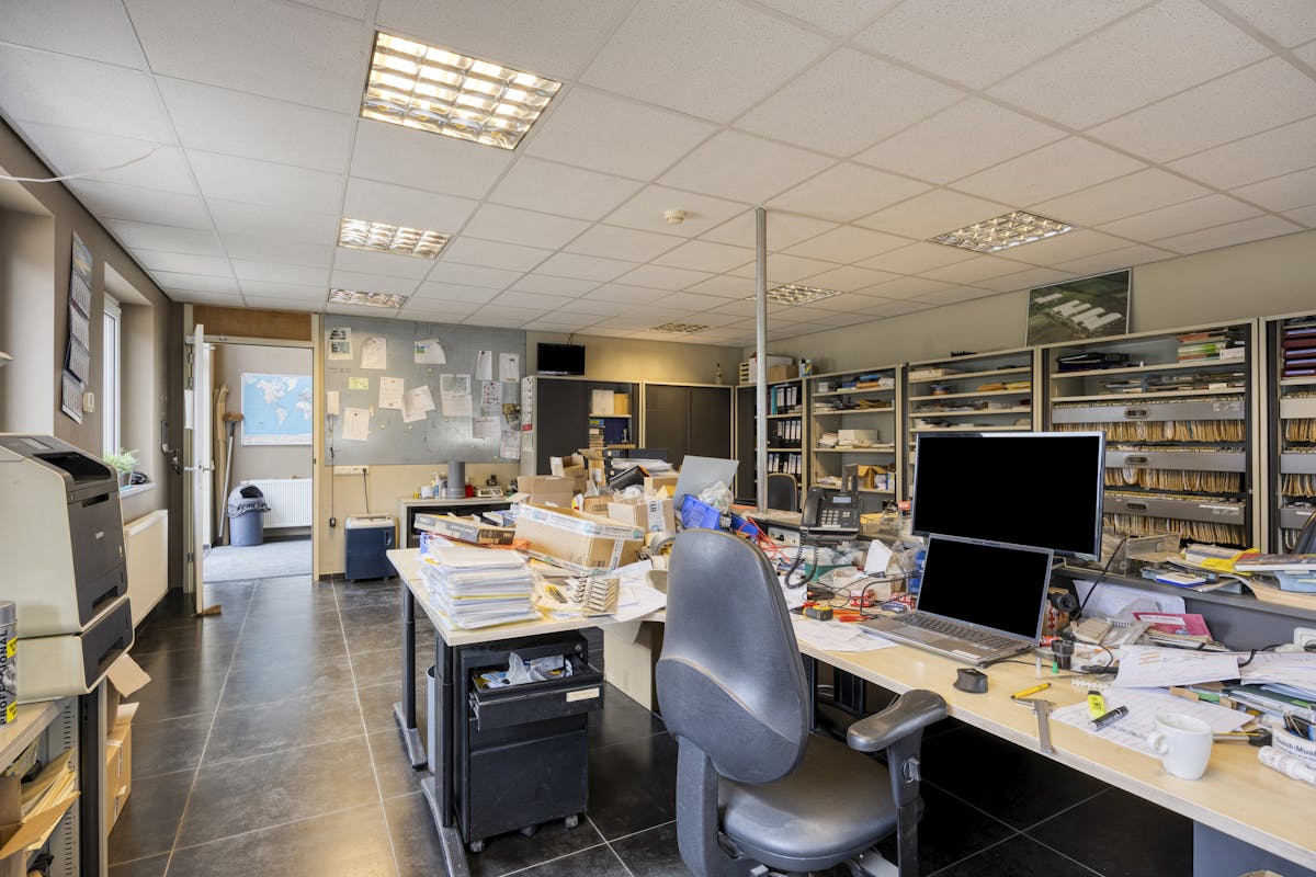 Industriehal (bijna 7000 m²) met kantoren, werkplaatsen en riant magazijn te koop in Bree - foto 4