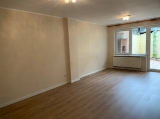 <p><span>WILRIJK - Valaar</span><span>: Instapklare woning met 3 slaapkamers, garage en stadstuin.</span></p><p><span> </span></p><p><span>Deze perfect onderhouden woning werd in 2014 gerenoveerd en is gelegen in een aangename, rustige straat</span></p><p><span>De woning werd zonet volledig herschilderd en voorzien van nieuwe vloerbekleding.</span></p><p><span> </span></p><p><span>BESCHRIJVING:</span></p><p><span> </span></p><p><span>Gelijkvloers</span><span>:</span></p><p><span>Ruime inkomhal..</span></p><p><span>Gastentoilet met handenwasser, aansluiting wasmachine en CV-ketel.</span></p><p><span>Ingemaakte vestiairekast.</span></p><p><span>Gezellige leef- en eetkamer op laminaat.</span></p><p><span>Toegang tot uiterst aangename stadstuin met ingebouwde barbecue, waar het heerlijk vertoeven is.</span></p><p><span>Open, volledig geïnstalleerde keuken voorzien van kasten en alle toestellen (oven, dampkap, koelkast, diepvriezer, nieuwe vaatwasser, kookplaat).</span></p><p><span>Garage voor 1 wagen met automatische sectionaalpoort en extra bergruimte. Parkeerplaats voor de woning.</span></p><p><span> </span></p><p><span>1° Verdieping</span><span>:</span></p><p><span>Overloop met grote kastenwand.</span></p><p><span>Vooraan slaapkamer 1 (ca 13m²) op laminaat.</span></p><p><span>Naastliggende badkamer voorzien van dubbel lavabomeubel, ligbad (met douchemogelijkheid), toilet en handdoekdroger.</span></p><p><span>Slaapkamer 2 (ca 14m²) voorzien van automatische koepel met afstandsbediening.</span></p><p><span>Slaapkamer 3 (ca 17m²), achteraan gelegen.</span></p><p><span> </span></p><p><span>Kelder</span><span>: </span></p><p><span>Deels onderkelderd en verdeeld in praktische bergruimtes.</span></p><p><span> </span></p><p><span>BIJZONDERHEDEN:</span></p><p><span> </span></p><p><span>- Onmiddellijk beschikbaar</span></p><p><span>- Volledig herschilderd en nieuwe vloerbekleding</span></p><p><span>- Zeer aangename buurt op wandelafstand van winkels (o.a.Delhaize), openbaar vervoer en grote invalswegen</span></p><p><span>- Elektriciteit is conform</span></p><p><span>- Dak is geïsoleerd</span></p><p><span>- CV op gas - ketel Vaillant</span></p><p><span>- Laag EPC (184 kWh/m²) - label B</span></p><p><span>- Drie volwaardige slaapkamers</span></p><p><span>- Geschikt voor max.4 personen</span></p><p><span> </span></p><p><span>Een pareltje op aangename locatie!</span></p>