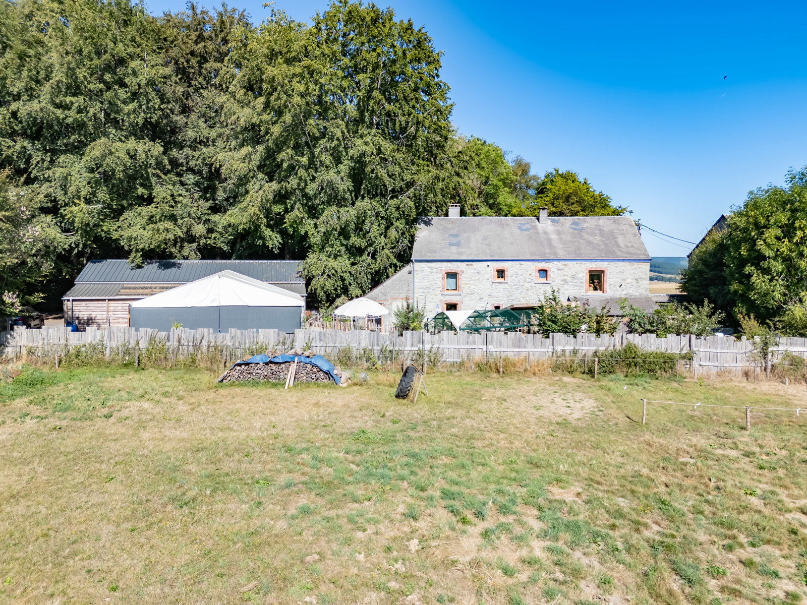 Karaktervolle hoeve met 1,3 ha grond en paardenstallen - foto 1