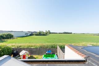 Deze verrassend ruime woning biedt maar liefst 170 m² bewoonbare oppervlakte en combineert een praktische indeling met aangename leefruimtes, een zuidgerichte tuin en prachtige landelijke vergezichten. Dankzij de open leefomgeving, de rustige buitenruimte en de vele mogelijkheden vormt deze eigendom een ideale gezinswoning.<br /><br />Bij het binnenkomen betreedt u de inkomhal die toegang geeft tot de lichtrijke leefruimte met open keuken. De woonkamer en zithoek staan in directe verbinding met het terras en de tuin, waardoor binnen en buiten naadloos in elkaar overlopen. De grote raampartijen zorgen voor veel natuurlijk licht en bieden een mooi uitzicht op het omliggende groen.<br /><br />Op het gelijkvloers bevinden zich daarnaast een praktische wasplaats, een berging, een privatieve garage en een extra kamer die perfect kan dienen als slaapkamer, bureau of hobbyruimte.<br /><br />De eerste verdieping omvat twee volwaardige slaapkamers, een badkamer en een nachthal. Op de tweede verdieping bevindt zich een ruime zolderverdieping met het potentieel om een extra slaapkamer, hobbyruimte of thuisbureau te creëren. Bovendien beschikt deze verdieping over een bijkomend terras.<br /><br />Het zuidgerichte terras en de tuin vormen een absolute meerwaarde. De tuin grenst rechtstreeks aan het Groene Lint, een geliefd fiets- en wandelpad in Oostende. Hierdoor geniet u van een bijzonder rustige en groene omgeving, zonder doorgaand autoverkeer, terwijl u dagelijks wordt getrakteerd op prachtige vergezichten en een uniek gevoel van privacy.<br /><br />Hoewel de woning deel uitmaakt van een kleinschalige mede-eigendom, zijn er geen gemeenschappelijke kosten. Hierdoor geniet u van de voordelen van een eigen woning met privatieve buitenruimtes, zonder maandelijkse syndickosten.<br /><br />De woning bevindt zich in een rustige woonomgeving in Mariakerke, waar u dagelijks geniet van groen, privacy en een aangename woonkwaliteit. Dankzij de vlotte aansluiting op de Torhoutsesteenweg bevinden winkels, supermarkten en andere dagelijkse voorzieningen zich op korte afstand. Ook scholen, openbaar vervoer en het centrum van Oostende zijn gemakkelijk bereikbaar, waardoor deze ligging de perfecte combinatie biedt tussen rust, bereikbaarheid en comfortabel wonen.<br /><br />Bent u op zoek naar een ruime woning te koop in Mariakerke met een rustige ligging, veel potentieel en een aangename buitenruimte? Contacteer Immo Francois vandaag nog voor een bezoek en ontdek zelf de vele troeven van deze eigendom.<br /><br />Woning verkopen in Oostende? Vraag je gratis schatting aan bij Immo Francois, jouw lokale makelaar.<br /><br />