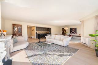 <p>This charming flat is located in the heart of the historic centre, near Graanmarkt, Theaterplein, Botanic Sanctuary and Meir. <br />The exceptional width of the façade creates a very comfortable living space, divided into a dining room and lounge area, with a frontal view of the Botanical Garden. The old marble mantelpiece adds extra cachet to the room. Adjacent to the dining room is access to a cosy terrace with a beautiful green view. <br />The open kitchen is equipped with all the usual appliances and finished with granite. There is a handy utility room with connections for a washing machine and dryer. <br />The hallway leads to the spacious master bedroom with en-suite bathroom with bath, toilet and double washbasin. There is also a dressing room. Next is a second bedroom and a second bathroom with shower and bath. <br />Living comfort is enhanced by two basement storage rooms. A parking space is offered for sale for 50,000 euros.</p>