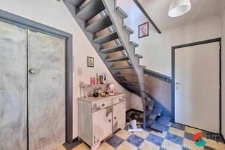 Deze leuke gezinswoning gelegen nabij het centrum van Hechtel, De woning bevat 3 slaapkamers, een zeer gunstig EPC en een grote loods op het diepe perceel. Deze woning is vlak bij de belangrijkste verbindingen van Hechtel gelegen, zo is de Noord zuid verbinding richting Eindhoven of Hasselt op 2 minuten rijden te vinden. Ook zij leopoldsburg, Beringen en Peer gemakkelijk vanuit hier te bereiken met de auto of op de fiets<br /><br />De indeling is als volgt:<br />GELIJKVLOERS:<br />- Inkomhal<br />- Bureau<br />- Keuken<br />- Leefruimte<br />- Bijkeuken<br />- Garage<br /><br />VERDIEPING:<br />- Nachthal<br />- Badkamer<br />- Slaapkamer 1<br />- Slaapkamer 2<br />- Master bedroom<br /><br />ZOLDER:<br />- Ruime zolder <br /><br />TUIN:<br />- Groot terras <br />- Tuinberging <br />- Loods <br />- Omheind<br /><br />TROEVEN:<br />- EPC: B<br />- Ruim perceel<br />- 3 Slaapkamers<br />- Zolder met potentieel