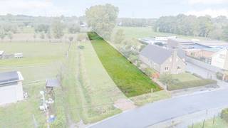 <p>Ruim perceel voor halfopen bebouwing te koop in een rustige straat nabij de dorpskern van Berlare.</p>

<p>Dit perceel biedt een uitstekende opportuniteit voor wie op zoek is naar bouwgrond in een residentiële omgeving met een vlotte bereikbaarheid. De grote perceeloppervlakte laat toe om een comfortabele halfopen bebouwing te realiseren met voldoende buitenruimte en privacy. Dankzij de rustige ligging geniet u hier van een aangename woonomgeving, terwijl winkels, scholen en het centrum van Berlare zich op korte afstand bevinden. Ook het Donkmeer en de omliggende Scheldemeersen liggen vlakbij, ideaal voor wie houdt van natuur, wandelen en ontspanning. Een interessante kans om uw woonproject te realiseren op een aantrekkelijke locatie in Oost-Vlaanderen.</p>

<p> </p>

<p>Belangrijkste ruimtes:<br />• Ruim perceel geschikt voor het bouwen van een halfopen bebouwing<br />• Mogelijkheid tot het creëren van een tuin en terraszone<br />• Residentiële ligging in een rustige straat nabij het centrum</p>

<p>Troeven:<br />• Zeer groot perceel met mogelijkheden voor een ruime halfopen bebouwing<br />• Rustige straat op korte afstand van de dorpskern van Berlare<br />• Nabij Donkmeer en de Scheldemeersen voor natuur en recreatie</p>

<p>Neem vandaag nog contact op met je ERA-makelaar voor meer informatie. JOUW DROOMGROND. ZO GEVONDEN!</p>