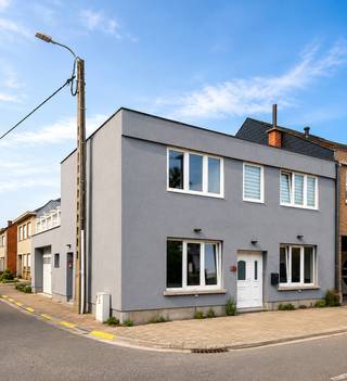 <p>Bent u op zoek naar een ruime woning met een centrale ligging en tal van mogelijkheden? Dan is deze halfopen bebouwing in Lebbeke zeker een bezoek waard!</p>
<p>Dankzij de gunstige ligging, vlakbij belangrijke invalswegen, winkels en andere voorzieningen, geniet u hier van een uitstekende bereikbaarheid. Bovendien beschikt de woning over een gunstig EPC-label B, wat garant staat voor energiezuinig wooncomfort.</p>
<p>Een extra troef is de aanwezigheid van twee aparte inkomdeuren, waardoor de woning zich uitstekend leent als kangoeroewoning of voor een combinatie van wonen en werken.</p>
<p>Indeling</p>
<p>Via de inkomhal bereikt u de ruime en lichtrijke leefruimte, die naadloos aansluit op de volledig geïnstalleerde keuken. Vanuit de keuken heeft u toegang tot de inpandige garage en een praktische bergruimte.</p>
<p>Op het gelijkvloers bevinden zich verder een badkamer, uitgerust met een ligbad, dubbele lavabo en toilet, evenals een bureau of polyvalente ruimte. Deze laatste beschikt over een vaste trap naar een afzonderlijk gedeelte van de verdieping, wat extra mogelijkheden biedt.</p>
<p>Op de eerste verdieping, bereikbaar via de centrale hal, vindt u drie ruime slaapkamers en een royale dressing. Via de tweede verdieping bereikt u nog een extra slaapkamer en een bijkomende dressing.</p>
<p>Beide verdiepingen bieden toegang tot het ruime dakterras, waar u in alle rust kunt genieten van het buitenleven.</p>
<p>Bent u benieuwd naar deze verrassend ruime woning en haar vele mogelijkheden? Neem vandaag nog contact met ons op voor een bezoek!</p>