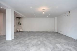 Deze handelsruimte in centrum Broechem biedt interessante mogelijkheden voor de uitbating van uw eigen zaak. De visibiliteit, de passage aan...