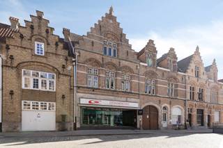 Handelswoning met prachtige gevel op 50m van de Grote Markt van Ieper. Commercieel gelijkvloers van +/- 200m² met mooie grote open...