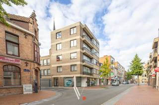 <p>In de Gentsestraat in Izegem vindt u dit charmante appartement, gelegen op de tweede verdieping. De ideale plek voor wie op zoek is naar een instapklaar tweeslaapkamer appartement pal in het centrum. Door de vele raampartijen is dit een zeer lichtrijk en aangenaam appartement om te vertoeven.<br /><br />Het appartement heeft volgende indeling: inkomhal, apart toilet, ruime leefruimte met aangenaam balkon, keuken met aansluitend berging,  twee slaapkamers en een badkamer voorzien van aansluiting wasmachine. Op de kelderverdieping is er een extra kelderberging voorzien.<br /><br />Provisie gemene lasten: €45 per maand. <br /><br /><strong>Hoe een bezoek inplannen? </strong><br />- Ga naar onze huurpagina op https://vanthuynevastgoed.be/nl.<br />- Klik op het pand van uw keuze.<br />- Naast de beschrijving vindt u een zwarte knop "Maak een afspraak". <br />- Vindt u geen zwarte knop? Dan is het bezoekmoment volzet en vragen wij u om de website in de gaten te houden om te zien of er een eventueel nieuw bezoekmoment komt. <br /><strong>TELEFONISCH KUNNEN WIJ GEEN BEZOEK INPLANNEN</strong>. </p>