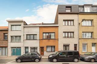 Deze woning, gelegen in de Veldstraat te 2060 Antwerpen, bevindt zich in een opkomende buurt vlak bij het Stuivenbergplein.Met een bebouwde...