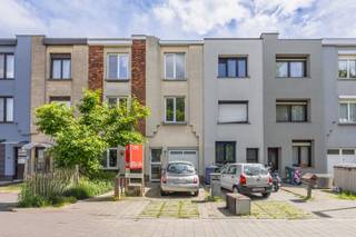 Deze te renoveren woning telt 3 slaapkamers, heeft een garage met oprit en een tuin (40m²)<br /><br />Op het gelijkvloers bevindt zich de inkom , de garage met sektionale poort en met een oprit , de living met open keuken, een aparte berging, een aparte wc en de tuin met een tuinhuis.<br /><br />De living heeft een stenen vloer eveneens als de open keuken.<br /><br />De open keuken is uitgerust met een kookvuur , een dampkap, een vaatwasser, een dubbele spoelbak, ijskast en met kasten boven en onder.<br />De keuken geeft uit op de veranda en tuin en tuinhuis.<br /><br />Op de eerste verdieping bevindt zich 1 slaapkamer en de badkamer met ligbad en aparte douche en wc.<br />Op de 2de verdieping hebben de overloop en 2 slaapkamers.<br /><br />De ramen zijn met dubbele beglazing.<br /><br />stedenbouwkundig uittreksel is in aanvraag.<br /><br />Voor meer info of een bezoek ter plaatse kan u vrijblijvend contact opnemen met Philip op het nr.: 0476/999.029 of philip@reds.be