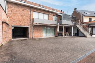 Voor meer informatie, extra foto’s of om een bezoek in te plannen, contacteer Joeri 016 199 346 of joeri.vandeven@homixx.be.<br /><br />Bent u op zoek naar een opbrengsteigendom met een onmiddellijk rendement of een co-housing oplossing? Dan is deze eigendom precies wat u zoekt.<br /><br />Het gebouw omvat twee instapklare en energiezuinige appartementen, elk voorzien van twee slaapkamers, een moderne, volledig uitgeruste keuken en een badkamer. Dankzij de verzorgde afwerking zijn beide appartementen onmiddellijk klaar voor eigen bewoning of verhuur. Achterin is er ook privatief parking voorzien. Voorlopig is er reeds 1 unit verhuurd.<br /><br />Ook op energetisch vlak scoort deze eigendom goed: één appartement beschikt over een EPC-label B, het andere over een EPC-label C.<br /><br />Bovendien biedt de zolder de mogelijkheid om een derde wooneenheid te realiseren (onder voorbehoud van de nodige vergunningen en stedenbouwkundige goedkeuring), waardoor het investeringspotentieel nog verder wordt vergroot. Deze vergunning was in het verleden reeds goedgekeurd. (2012)<br /><br />Voor wie een creatieve co-housing of kangoeroe oplossing zoekt, is dit hét ideale project om samenwonen te combineren met elk toch nog een stukje privé.<br />Via de garagepoort kom je bij een gemeenschappelijk plein uit waar er staanplaatsen zijn, en waar elke unit een eigen tuinhuis heeft. <br /><br />De inkomhal in gemeenschappelijk, beide units hebben eigen nutsvoorzieningen. De zolderverdieping heeft reeds veluxen, maar kan verder naar smaak afgewerkt worden.