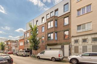 <p><span>Dit aangename </span><span>1-slaapkamerappartement</span><span> bevindt zich op de eerste verdieping van een </span><span>kleinschalig gebouw met slechts 5 appartementen</span><span> in Merksem. Een ideale woning voor wie comfortabel en rustig wil wonen met alle voorzieningen binnen handbereik.</span></p><p><span>Bij het binnenkomen kom je rechtstreeks in de </span><span>lichtrijke woonkamer met open keuken</span><span>. De keuken is volledig ingericht en voorzien van de nodige toestellen, waardoor je hier meteen aan de slag kunt.</span></p><p><span>Via de nachthal bereik je de </span><span>aparte toiletruimte</span><span>, de badkamer met </span><span>dubbele wastafel en ruime inloopdouche</span><span> en de grote slaapkamer. De indeling is praktisch en biedt een aangenaam gevoel van ruimte.</span></p><p><span>Als extra troef is er een </span><span>gemeenschappelijk terras</span><span>, een fijne plek om buiten te genieten.</span></p><p><span>De </span><span>Doelhofstraat</span><span> ligt centraal in Merksem, nabij winkels, scholen, openbaar vervoer en belangrijke verbindingswegen. Ook de Bredabaan met haar ruime aanbod aan winkels en voorzieningen bevindt zich in de nabije omgeving.</span></p><p><span>Troeven:</span></p><p><span>·Totaal renovatie</span></p><p><span>·AIRCO</span></p><p><span>·Praktische berging </span></p><p><span>·Energiezuinig dankzij lucht-lucht warmtepomp, ventilatiesysteem C en hoogwaardige isolatie  </span></p><p><span> </span></p><p><span>Op zoek naar een comfortabel appartement met een praktische indeling in een kleinschalige residentie? Contacteer ons voor meer informatie of een bezoek via 03 646 66 55 of info@sinjoor.be.</span></p>