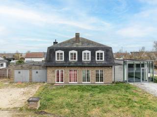 <p>Deze veelzijdige en ruime woning biedt een unieke combinatie van comfortabel wonen, professioneel werken en extra investeringsmogelijkheden. Achter de gevel schuilt een verrassend ruime eigendom die perfect inspeelt op de hedendaagse noden van gezinnen, zelfstandigen en investeerders.</p><p>De lichtrijke leefruimte vormt het hart van het huis en sluit naadloos aan op de ingerichte keuken. Dankzij de praktische indeling en de aangename lichtinval geniet u hier van een lichtrijke sfeer.</p><p>De woning beschikt over vier volwaardige slaapkamers, waardoor ze uitermate geschikt is voor grote gezinnen. De badkamer is functioneel en comfortabel ingericht, en de woning biedt bovendien voldoende bergruimte en parkeermogelijkheden.</p><p>Een absolute troef van deze eigendom is de aparte praktijkruimte met eigen toegang. Hierdoor kan wonen en werken perfect gecombineerd worden zonder in te boeten aan privacy. Ideaal voor vrije beroepen, zelfstandigen, een kantoor aan huis of een paramedische praktijk. Cliënten kunnen professioneel ontvangen worden terwijl het privéleven volledig gescheiden blijft.</p><p>Daarnaast beschikt de woning over een afzonderlijke studio. Deze extra woonentiteit biedt tal van mogelijkheden en ook als extra werk- of hobbyruimte biedt deze studio een grote meerwaarde.</p><p>Gelegen in een rustige straat, maar met een vlotte verbinding naar omliggende gemeenten en belangrijke invalswegen, combineert deze woning een centrale ligging met wooncomfort en rust.</p>