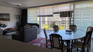 Instapklaar 2-slaapkamer hoekappartement met 2 terrassen op toplocatie<br />Instelprijs: €369.000<br /><br />Ligging<br />Dit stijlvol afgewerkte appartement bevindt zich op de 4de verdieping van een goed onderhouden gebouw, op een rustige en groene, maar tegelijk zeer centrale ligging. Winkels, parken, scholen, horeca, sportfaciliteiten en openbaar vervoer bevinden zich op wandelafstand. Ook belangrijke invalswegen zijn vlot bereikbaar.<br />Dankzij de hoekligging geniet u van veel lichtinval en twee zonnige terrassen aan zowel voor- als achterzijde.<br /><br />Een privatieve kelderberging is inbegrepen. Een ondergrondse staanplaats is optioneel aan €25.000.<br /><br />Omschrijving<br />U betreedt het appartement via de inkomhal met veiligheidsdeur. Van hieruit komt u in de lichtrijke en ruime leefruimte. Aansluitend bevindt zich de halfopen, praktisch ingerichte keuken.<br /><br />Via de nachthal bereikt u het apart gastentoilet met handenwasser. De ruime badkamer is uitgerust met een douche, een dubbel wasmeubel, een tweede toilet en een aparte wasruimte voor wasmachine en droogkast.<br /><br />Het appartement beschikt over twee volwaardige slaapkamers en een praktische inloopdressing.<br /><br />Tot slot zijn er twee terrassen: een zuidoost georiënteerd terras waar u kan genieten van de ochtend- en middagzon, en een noordwest gericht terras voor de avondzon.<br /><br />Troeven<br /><br />Uitstekende ligging<br />Instap klaar<br />Hoekappartement met veel lichtinval<br />Twee terrassen (ZO &amp; NW)<br />Privatieve kelderberging inbegrepen<br />Dak vernieuwd in 2024 + zonnepanelen<br />Asbestveilig<br />Weids uitzicht<br />Ondergrondse staanplaats optioneel (€25.000)