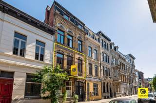 Magnifique appartement rénové d'une chambre au rez-de-chaussée avec un agréable jardin de villeCettecharmante maison jouit d'un emplacement rustique...