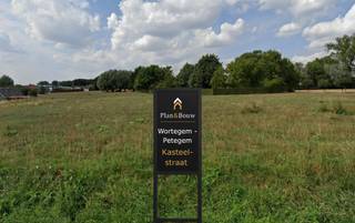 Unieke kans: 3 villagronden te koop in Wortegem-Petegem. Op zoek naar de perfecte plek voor jouw droomvilla? Wij bieden 3 bouwgronden aan in de Kasteelstraat, Wortegem-Petegem, met een prachtig open zicht op de omliggende velden. Ideaal gelegen in een rustige, landelijke omgeving nabij het kasteeldomein van Petegem, op korte afstand van lokale voorzieningen. Lot 1: 1.192 m², Lot 2: 1.044 m², Lot 3: 1.036 m²<br />Bouw jouw woning volledig naar wens: van ruwbouw wind- en waterdicht tot volledig sleutel-op-de-deur afgewerkt, binnen jouw budget.