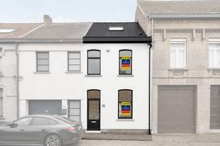 Op zoek naar <strong>een ideale starterswoning of interessante investering?</strong> Deze woning, gelegen in de gegeerde <strong>Immerzeeldreef</strong>, combineert <strong>een rustige ligging aan de stadsrand </strong>met een <strong>vlotte bereikbaarheid en nabijheid van groen. </strong>De woning beschikt over een <strong>EPC-label B</strong>, wat zorgt voor een energiezuinig karakter. <strong>Rond 2000 werden onder meer het dak en de beglazing vernieuwd</strong>, wat bijdraagt aan het hedendaags comfort. <strong>Indeling: </strong>Via de inkomhal betreedt u de lichtrijke leefruimte met aangename natuurlijke lichtinval. Aan de voorzijde bevindt zich een aparte bureauruimte of berging met toilet, ideaal voor thuiswerk of praktijkruimte. <strong>Op de 1e verdieping</strong> bevinden zich twee ruime kamers die flexibel kunnen worden ingericht als slaapkamer en badkamer. <strong>De 2e verdieping</strong> biedt bijkomend potentieel en kan verder worden ingericht als extra slaapkamer(s), hobbyruimte of polyvalente ruimte. De woning is ideaal gelegen aan de stadsrand, in een groene omgeving en met parkeermogelijkheid vlak voor de deur.<strong> ELEKTRISCHE KEURING CONFORM TOT 03 MAART 2031.</strong> Een mooie opportuniteit voor wie betaalbaar wil wonen op een gegeerde locatie of op zoek is naar een rendabele investering. Interesse? Contacteer ons voor meer informatie of een bezoek ter plaatse.<br />
